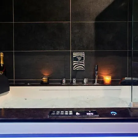 Duplex Rue Royale, Rooftop, Balneo Apartment